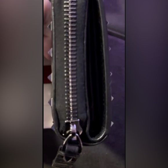 Valentino Garavani Rockstud Bifold Zip-Up Wallet Card Holder - Picture 9 of 16